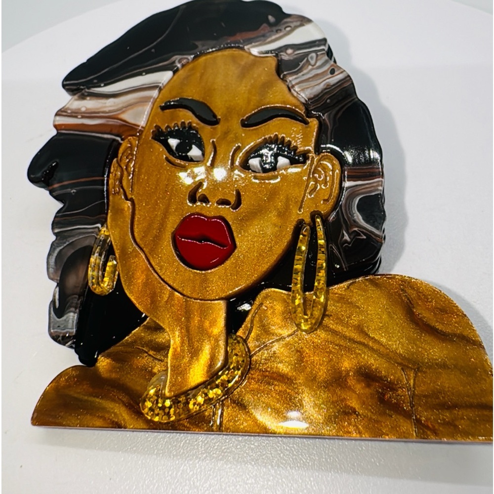 Beautiful Lady  and her jewelry brooch.​